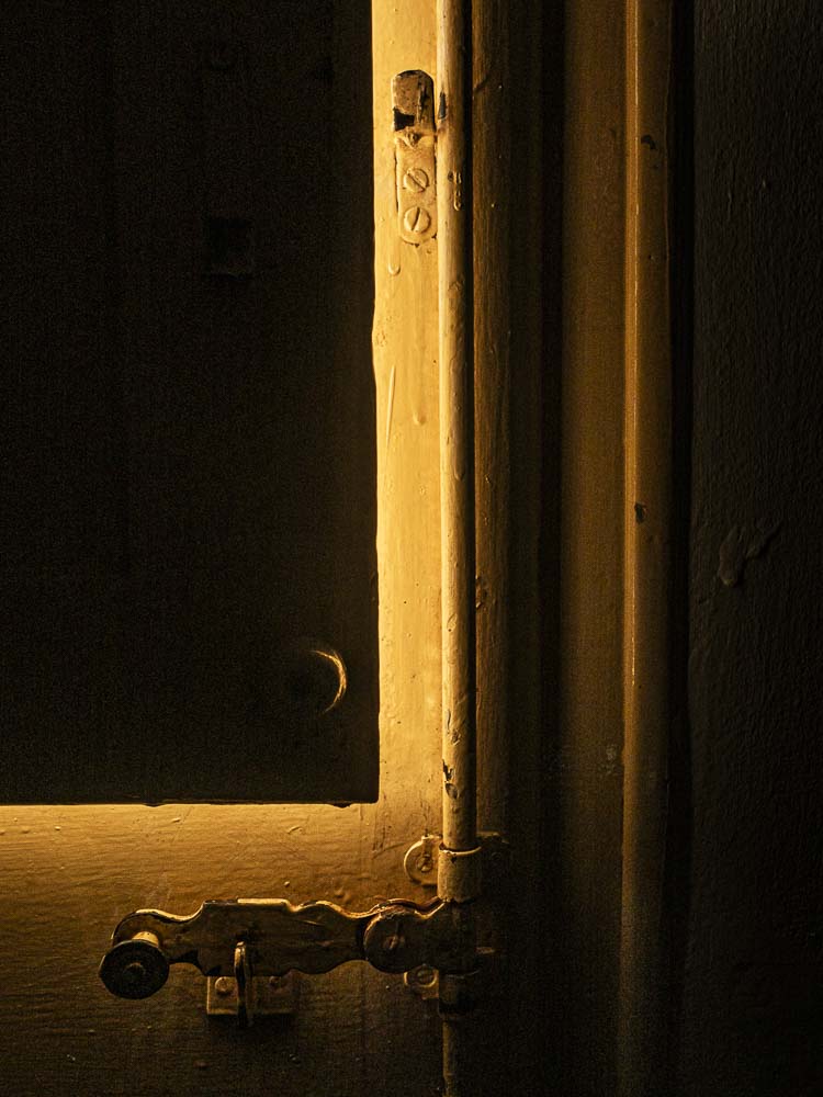 detalle de ventana donde se cuela la luz del sol