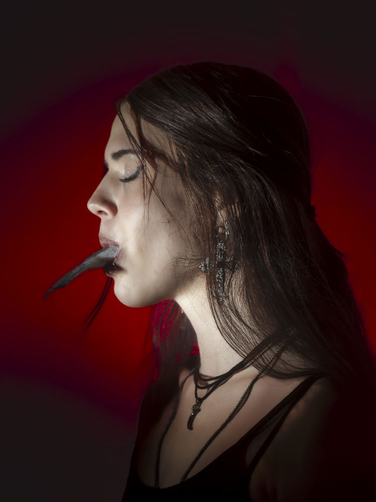 retrato de mujer con todo lo que hay que tragar